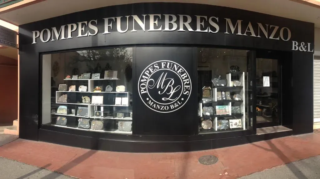 Devanture noire moderne de l'agence des Pompes Funèbres Manzo B&L.